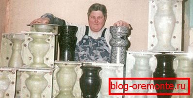 За начинаещи предприемач, заобиколен от форми и готови продукти За начинаещи предприемач, заобиколен от форми и готови продукти