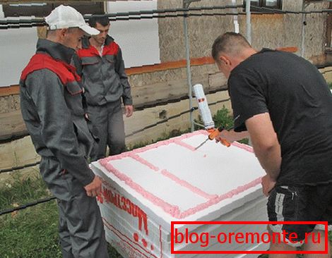 Нанасяне на лепило върху пяна