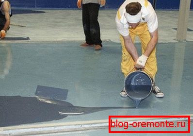 Нанасяне на лента върху повърхността на основата.