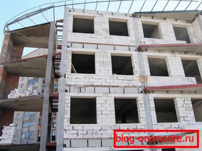 Поместни стени от блокове с газобетон в висока сграда