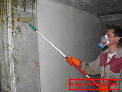 Обработка на стените на сутерена, за да се защити повърхността. Обработка на стените на сутерена, за да се защити повърхността.