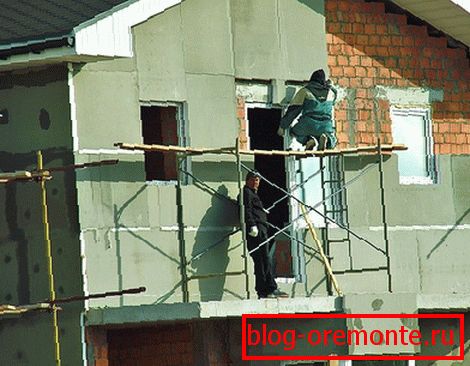 Особено внимание трябва да се обърне на ъглите на сградата