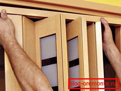 Панелите се поставят в направляващото устройство Панелите се поставят в направляващото устройство