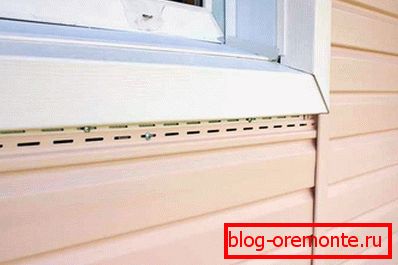 Плочата под прозореца се държи на долната ключалка