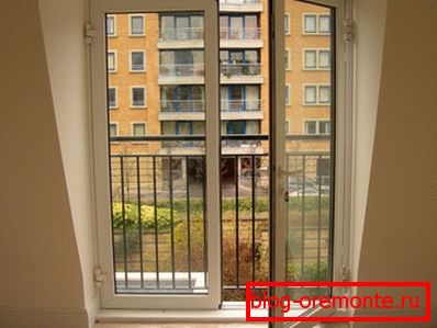 Пластмасова балконна врата с пълно остъкляване Пластмасова балконна врата с пълно остъкляване