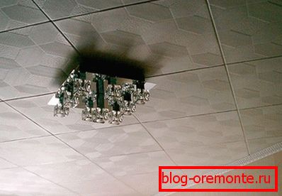 Плочката е залепена под ъгъл Плочката е залепена под ъгъл