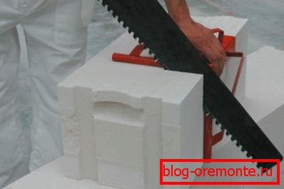 Нарежете газовия блок с обикновен трион Нарежете газовия блок с обикновен трион