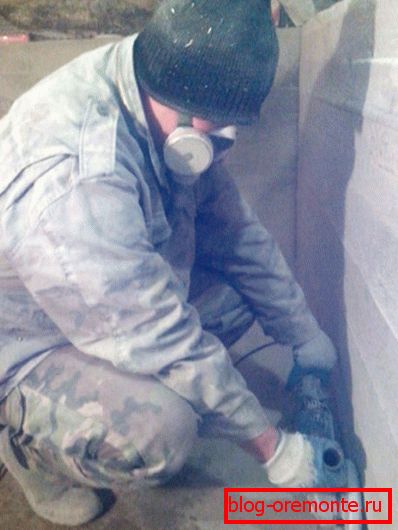Почти винаги този процес се свързва с разпределянето на голямо количество прах, което съответно включва използването на лични предпазни средства Почти винаги този процес се свързва с разпределянето на голямо количество прах, което съответно включва използването на лични предпазни средства