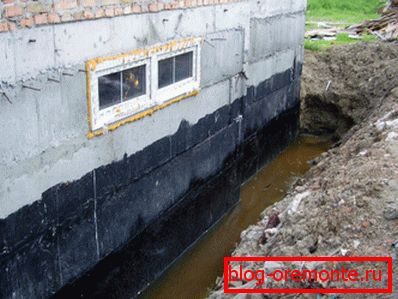 Причината за лечението на бетонните стени с водоотблъскващи агенти е очевидна