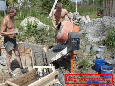Използването на бетонов миксер ускорява процеса понякога. Използването на бетонов миксер ускорява процеса понякога.