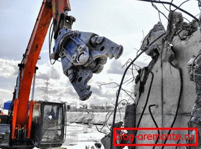 Използването на хидравличен нож за разрушаване на сграда Използването на хидравличен нож за разрушаване на сграда