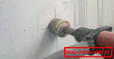 Оформяне на дупка в бетонна стена Оформяне на дупка в бетонна стена