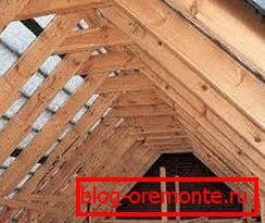 Обикновен покрив на стената по време на монтажа Обикновен покрив на стената по време на монтажа