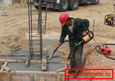Процесът на използване на специален вибратор за бетон, който позволява да се извадят от материала всички въздушни мехурчета и да се подреди разтворът във формата Процесът на използване на специален вибратор за бетон, който позволява да се извадят от материала всички въздушни мехурчета и да се подреди разтворът във формата