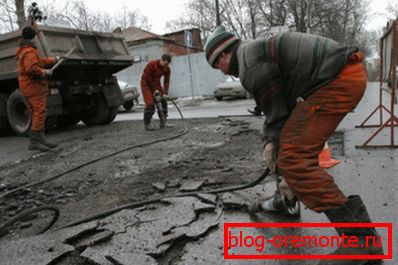 Процесът на премахване на старото или повредено покритие Процесът на премахване на старото или повредено покритие