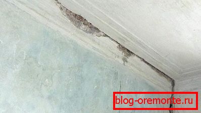 На кръстовището на тавана и стената На кръстовището на тавана и стената