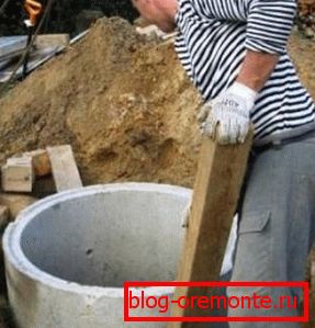 Септична яма от пръстени в процес на изграждане.