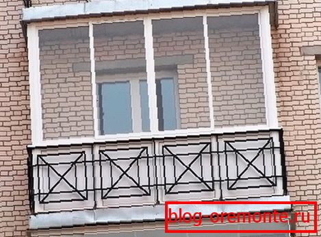Стъклена фасада на балкона