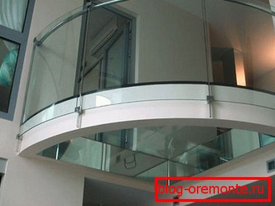 Стъклен под на балкона