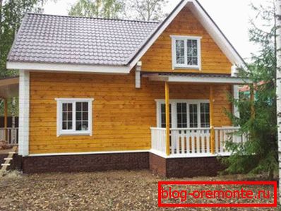 Стените са лакирани