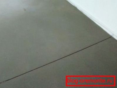 Температурен шев в бетонна повърхност Температурен шев в бетонна повърхност