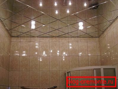 Грижата за огледалния таван в банята е трудна Грижата за огледалния таван в банята е трудна