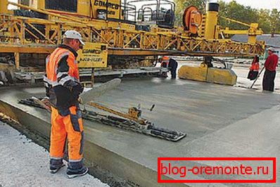 Бетонополагането се извършва със специално пътно-строително оборудване. Бетонополагането се извършва със специално пътно-строително оборудване.
