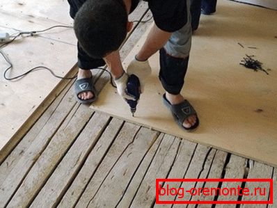 Закрепваме листовете към дървения под