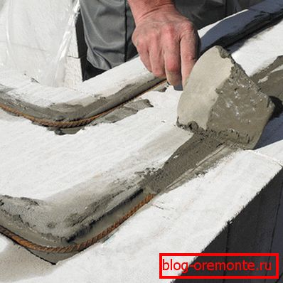 Поставяме армировката върху лепилото. Поставяме армировката върху лепилото.