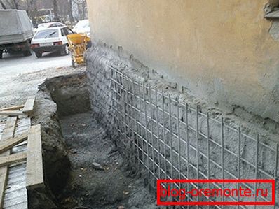 Укрепване на основата на скобата от армировка и бетон. Укрепване на основата на скобата от армировка и бетон.