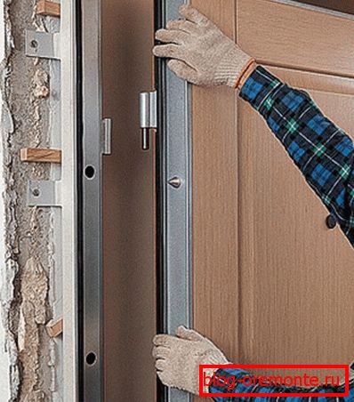 Закачаме вратата на пантите монтирайте стоманени врати