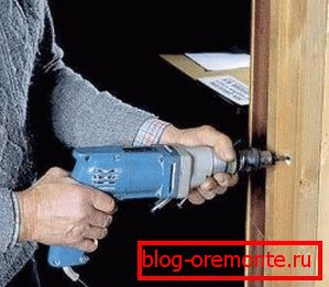 монтаж на дървени врати