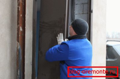 Монтаж на вратата върху заварената рамка. Монтаж на вратата върху заварената рамка.