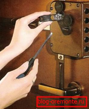 Инсталиране на брави в метална врата: по-лесно, отколкото си