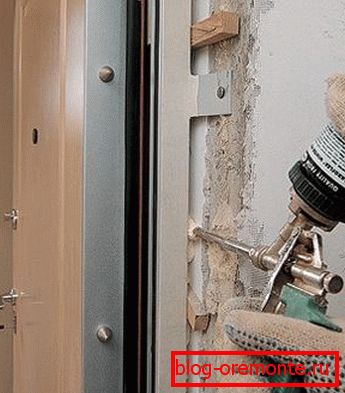 Подравняване на страничните стелажи монтирайте желязна входна врата