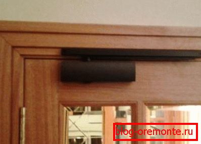 Най-близо до вратата с плъзгащ прът