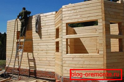 Изграждането на стени на тухленото подземие на основата на лентата Изграждането на стени на тухленото подземие на основата на лентата