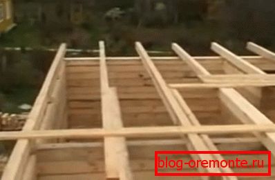 Временно блокиране на дървената къща за подреждане на покрива Временно блокиране на дървената къща за подреждане на покрива