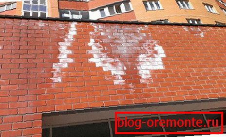 Високо на фасадата