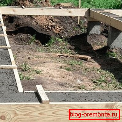 Запълване на основите за бъдещата къща Запълване на основите за бъдещата къща