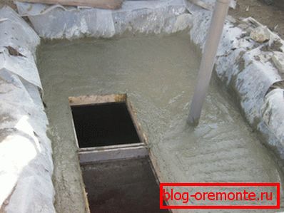 Изливане на монолитно припокриване с инспекционни люкове и вентилационна тръба. Изливане на монолитно припокриване с инспекционни люкове и вентилационна тръба.