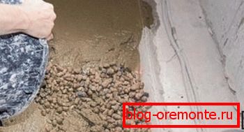 Изливане на сместа на основата на експандирана глина