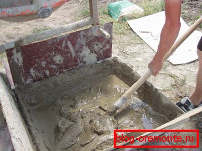 Смесване на разтвора лопатой Смесване на разтвора лопатой