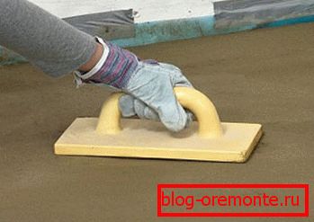 Затоплете бетонния под ръчно с помощта на пластмасов поплавък