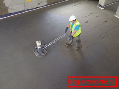 Разтопете повърхността на пода след нанасяне на сухо укрепление. Разтопете повърхността на пода след нанасяне на сухо укрепление.